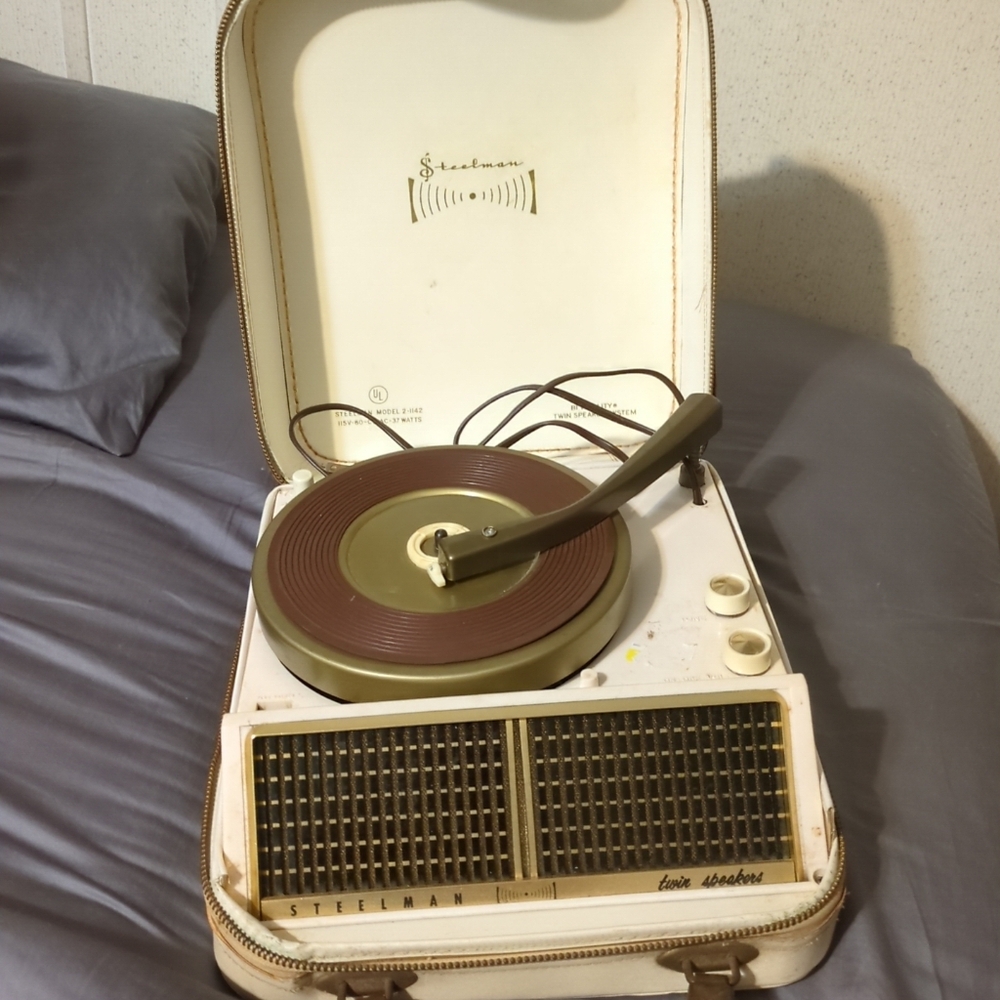 Vintage Steelman Record Player Twin Speakers In Carrying Case Model 2-1142